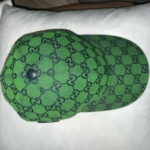 Authentic green Gucci men’s hat, size Medium with protective cloth bag.